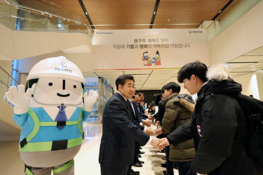 김형(왼쪽 첫번째·사진) 대우건설 사장을 비롯한 집행임원들이 출근길 임직원들과 일일이 악수를 나누고 있다.<대우건설 제공>